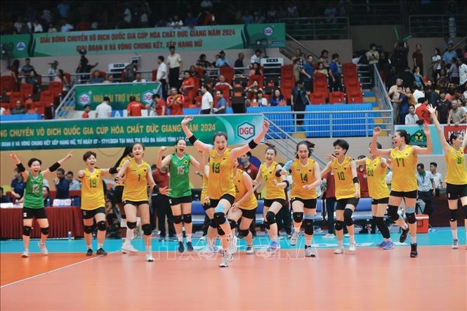 Niềm vui của các VĐV đội VTV Bình Điền Long An khi giành chức vô địch. Ảnh: Minh Quyết - TTXVN
