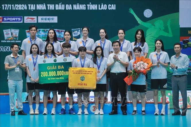 Ban tổ chức trao Ba cho đội LP Bank Ninh Bình. Ảnh: Minh Quyết - TTXVN