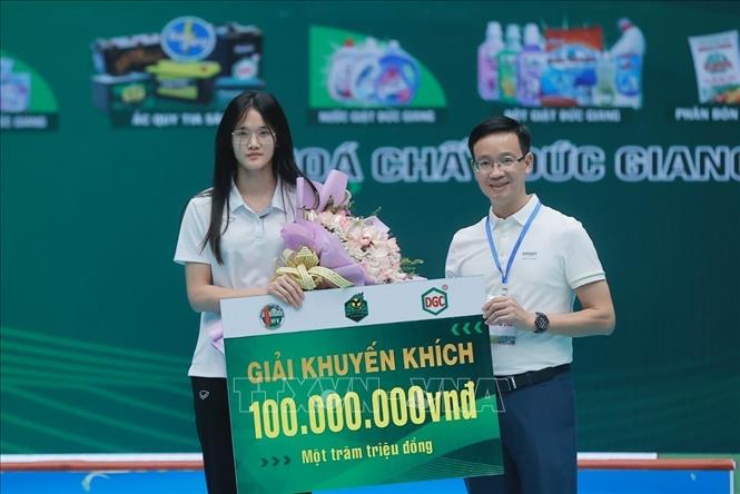 Ban tổ chức trao Khuyến khích cho đội Xi Măng Long Sơn Thanh Hoá. Ảnh: Minh Quyết - TTXVN