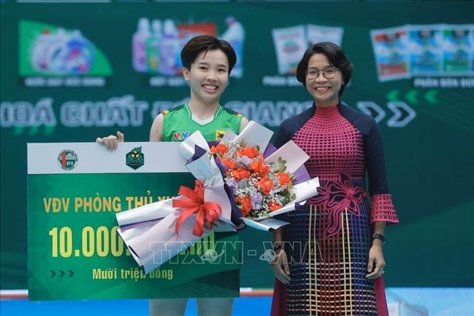 Ban tổ chức trao giải VĐV phòng thủ xuất sắc nhất cho VĐV Nguyễn Khánh Đang (số 12, VTV Bình Điền Long An). Ảnh: Minh Quyết - TTXVN