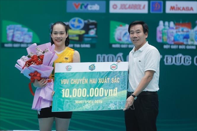 Ban tổ chức trao giải VĐV chuyền hai xuất sắc nhất cho VĐV Võ Thị Kim Thoa (số 14, VTV Bình Điền Long An). Ảnh: Minh Quyết - TTXVN