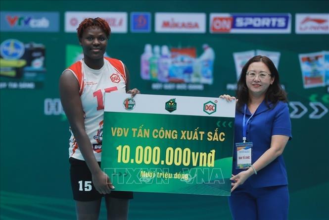 Ban tổ chức trao giải VĐV tấn công xuất sắc nhất cho VĐV Chepchumba (số 15, HCĐG Lào Cai). Ảnh: Minh Quyết - TTXVN