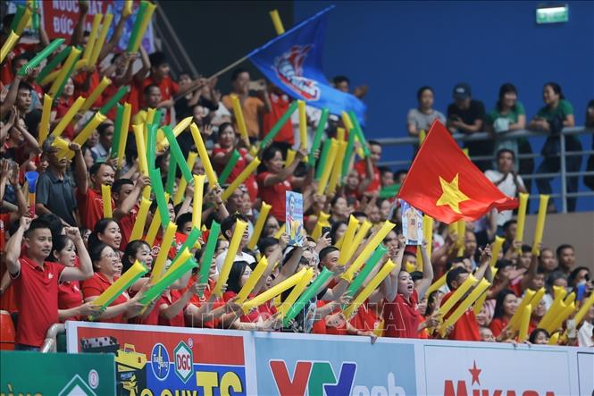 Khán giả đến sân cổ vũ trận chung kết tối 17/11/2024. Ảnh: Minh Quyết - TTXVN