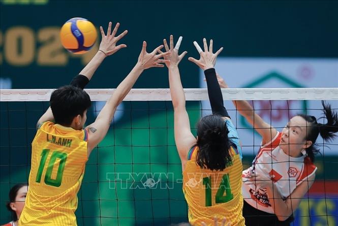 Nỗ lực của đội chủ nhà HCĐG Lào Cai nhưng không thành công. Ảnh: Minh Quyết - TTXVN