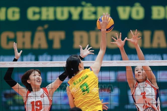 Pha tấn công trên lưới của chủ công Ngọc Hoa (số 9, Long An). Ảnh: Minh Quyết - TTXVN