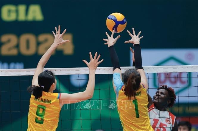 Pha bỏ nhỏ của chủ công Chepchumba (số 15, HCĐG Lào Cai). Ảnh: Minh Quyết - TTXVN