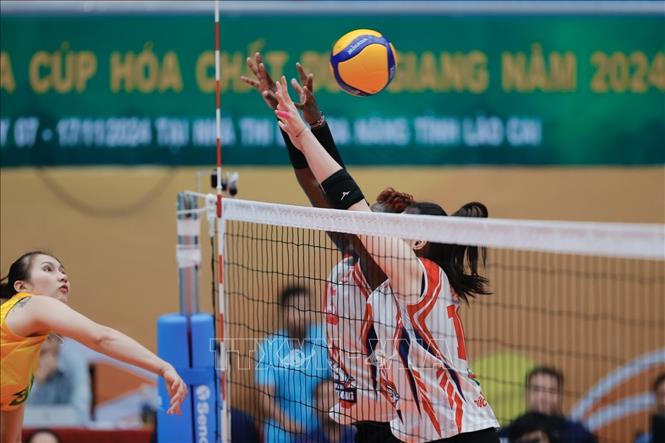 Đội VTV Bình Điền Long An chơi lấn lướt và giành chiến thắng cách biệt 3-1. Ảnh: Minh Quyết - TTXVN