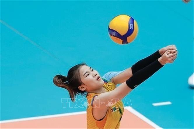 Nỗ lực cứu bóng của đội VTV Bình Điền Long An. Ảnh: Minh Quyết - TTXVN