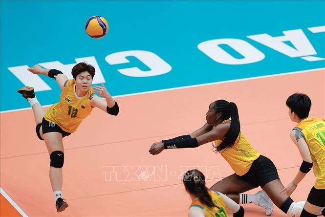 Nỗ lực cứu bóng của đội VTV Bình Điền Long An. Ảnh: Minh Quyết - TTXVN