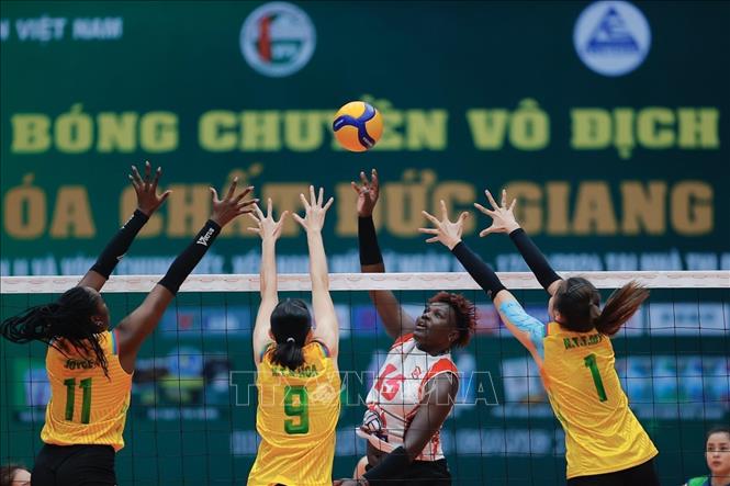 Pha bỏ nhỏ của chủ công Chepchumba (số 15, HCĐG Lào Cai). Ảnh: Minh Quyết - TTXVN