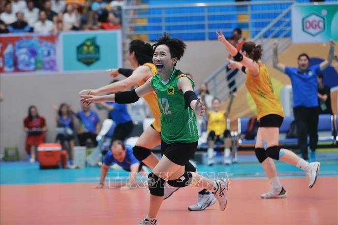 Niềm vui của các VĐV đội VTV Bình Điền Long An khi giành chức vô địch. Ảnh: Minh Quyết - TTXVN
