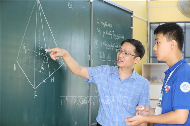 Giáo viên dạy giỏi Nguyễn Thanh Dũng trong giờ Toán tại lớp 11A2, trường THPT chuyên Chu Văn An. Ảnh: Anh Tuấn – TTXVN