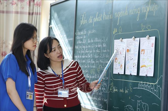 Giáo viên dạy giỏi Nguyễn Thu Hằng trong giờ Địa lý tại lớp 12E, trường THPT chuyên Chu Văn An. Ảnh: Anh Tuấn – TTXVN