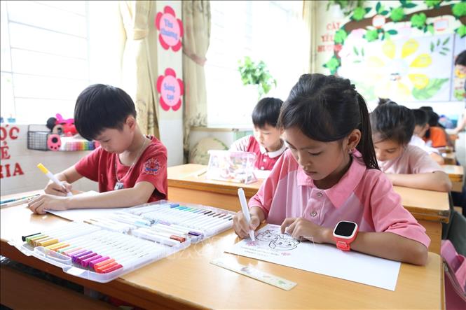 Học sinh lớp 4A4, trường Tiểu học thị trấn Cao Lộc (Lạng Sơn) trong giờ hoạt động trải nghiệm. Ảnh: Anh Tuấn - TTXVN