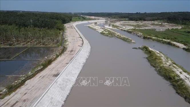 Công trình dự án chống ngập, thoát nước đô thị thi công tại suối Cái có vốn 5.892 tỷ đồng tại tỉnh Bình Dương được đẩy mạnh thi công. Ảnh: Dương Chí Tưởng-TTXVN
