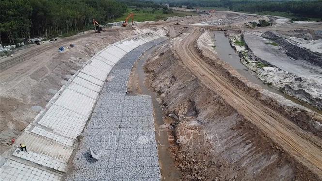 Công trình dự án chống ngập, thoát nước đô thị thi công tại suối Cái có vốn 5.892 tỷ đồng tại tỉnh Bình Dương được đẩy mạnh thi công. Ảnh: TTXVN phát