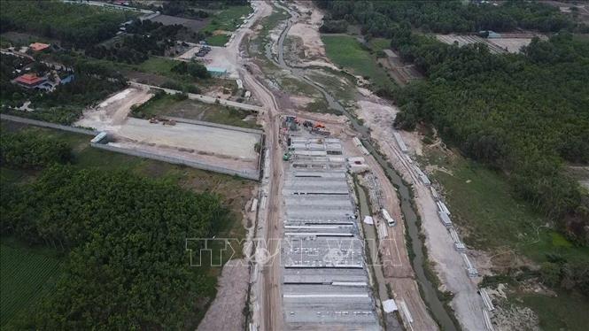 Công trình dự án chống ngập, thoát nước đô thị thi công tại suối Cái có vốn 5.892 tỷ đồng tại tỉnh Bình Dương được đẩy mạnh thi công. Ảnh: TTXVN phát