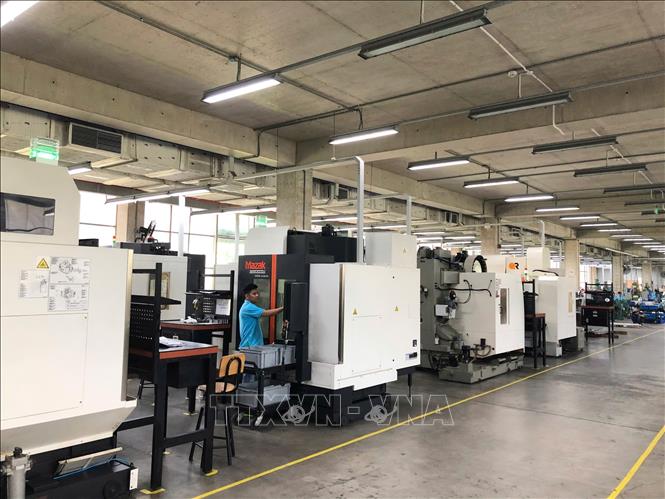 Công ty sử dụng công nghệ hiện đại, tự động hóa trong các khâu sản xuất, đảm bảo chất lượng sản phẩm và hiệu suất cao. Ảnh: Dương Chí Tưởng -TTXVN
