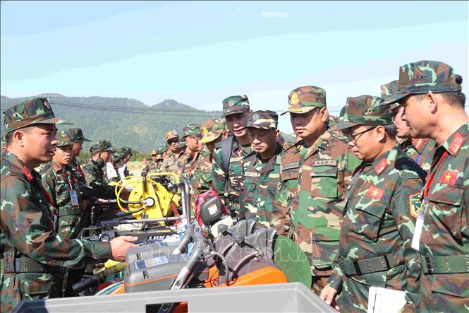 Các đại biểu tham quan khu trưng bày, giới thiệu các trang thiết bị phục vụ hoạt động cứu hộ, cứu nạn của QĐND Việt Nam tham gia diễn tập chung. Ảnh: Huỳnh Thảo - PV TTXVN tại Campuchia