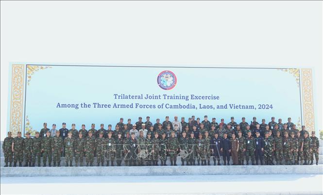 Đại diện Bộ Quốc phòng Campuchia-Lào-Việt Nam và các đại biểu tại sự kiện khai mạc hoạt động diễn tập chung giữa quân đội 3 nước. Ảnh: Huỳnh Thảo - PV TTXVN tại Campuchia
