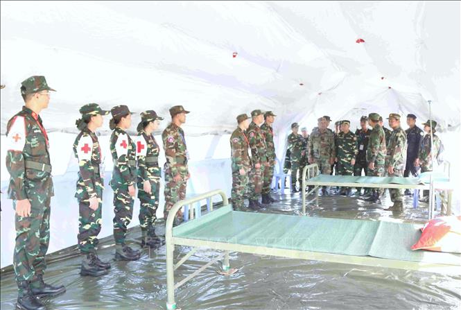 Ban tổ chức kiểm tra các lán trại tại thao trường Trung tâm Huấn luyện Hiến binh Hoàng gia Campuchia ở khu vực núi Chum Sen Rikreay (tỉnh Kampong Chhnang). Ảnh: Huỳnh Thảo - PV TTXVN tại Campuchia