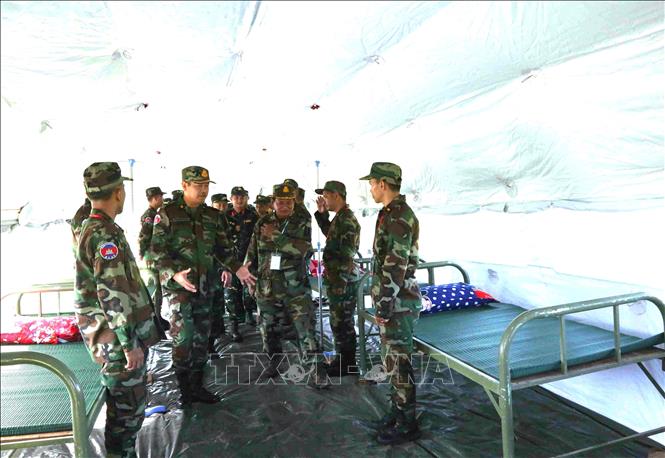 Ban tổ chức kiểm tra các lán trại tại thao trường Trung tâm Huấn luyện Hiến binh Hoàng gia Campuchia ở khu vực núi Chum Sen Rikreay (tỉnh Kampong Chhnang). Ảnh: Huỳnh Thảo - PV TTXVN tại Campuchia