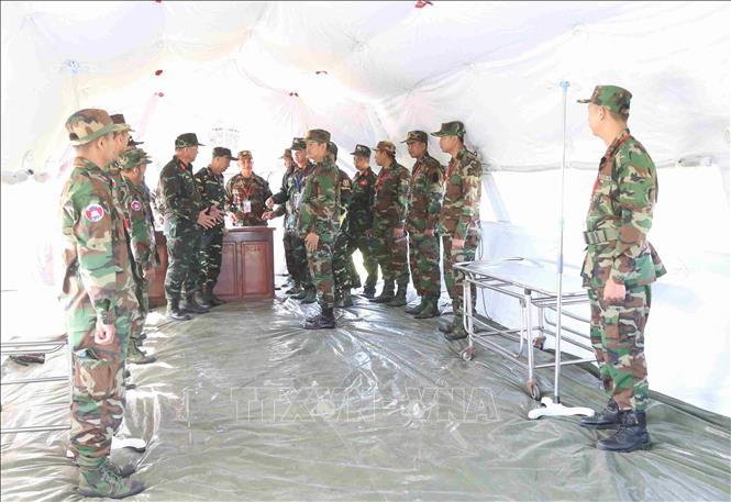 Ban tổ chức kiểm tra các lán trại tại thao trường Trung tâm Huấn luyện Hiến binh Hoàng gia Campuchia ở khu vực núi Chum Sen Rikreay (tỉnh Kampong Chhnang). Ảnh: Huỳnh Thảo - PV TTXVN tại Campuchia