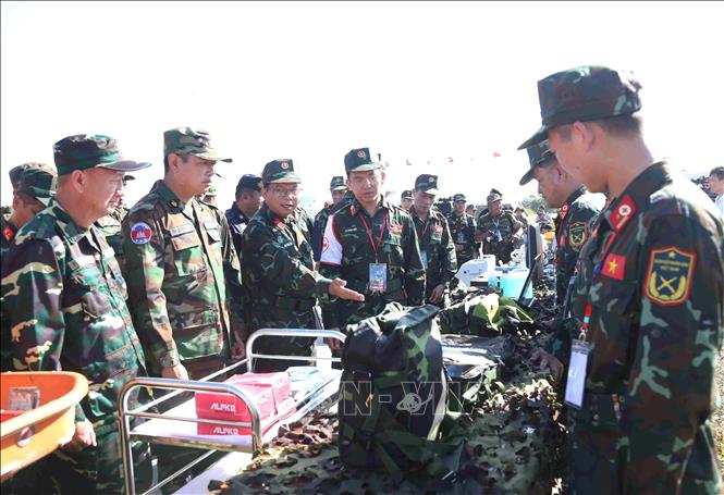 Các đại biểu tham quan khu trưng bày, giới thiệu các trang thiết bị phục vụ hoạt động cứu hộ, cứu nạn của QĐND Việt Nam tham gia diễn tập chung. Ảnh: Huỳnh Thảo - PV TTXVN tại Campuchia