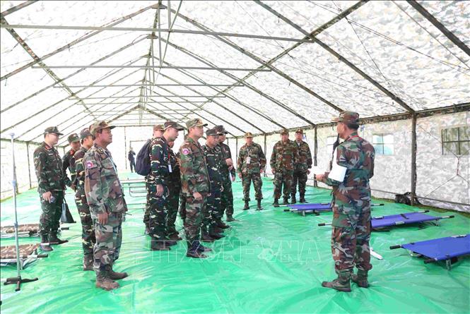 Ban tổ chức kiểm tra các lán trại tại thao trường Trung tâm Huấn luyện Hiến binh Hoàng gia Campuchia ở khu vực núi Chum Sen Rikreay (tỉnh Kampong Chhnang). Ảnh: Huỳnh Thảo - PV TTXVN tại Campuchia