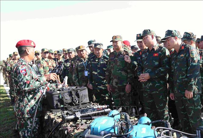 Các đại biểu tham quan khu trưng bày, giới thiệu các trang thiết bị phục vụ hoạt động cứu hộ, cứu nạn của Quân đội Hoàng gia Campuchia tham gia diễn tập chung. Ảnh: Huỳnh Thảo - PV TTXVN tại Campuchia