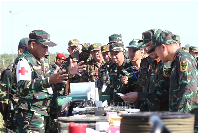 Các đại biểu tham quan khu trưng bày, giới thiệu các trang thiết bị phục vụ hoạt động cứu hộ, cứu nạn của QĐND Lào tham gia diễn tập chung. Ảnh: Huỳnh Thảo - PV TTXVN tại Campuchia