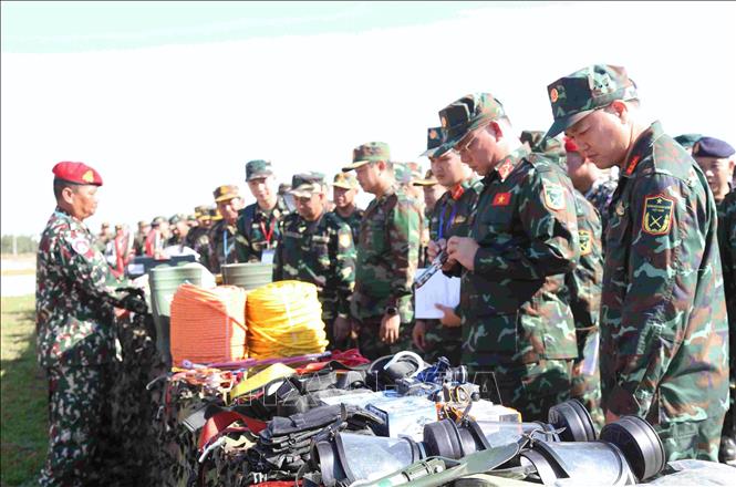 Các đại biểu tham quan khu trưng bày, giới thiệu các trang thiết bị phục vụ hoạt động cứu hộ, cứu nạn của Quân đội Hoàng gia Campuchia tham gia diễn tập chung. Ảnh: Huỳnh Thảo - PV TTXVN tại Campuchia