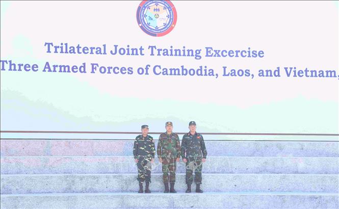 Đại diện Bộ Quốc phòng Campuchia-Lào-Việt Nam tại sự kiện khai mạc diễn tập chung giữa quân đội 3 nước. Ảnh: Huỳnh Thảo - PV TTXVN tại Campuchia