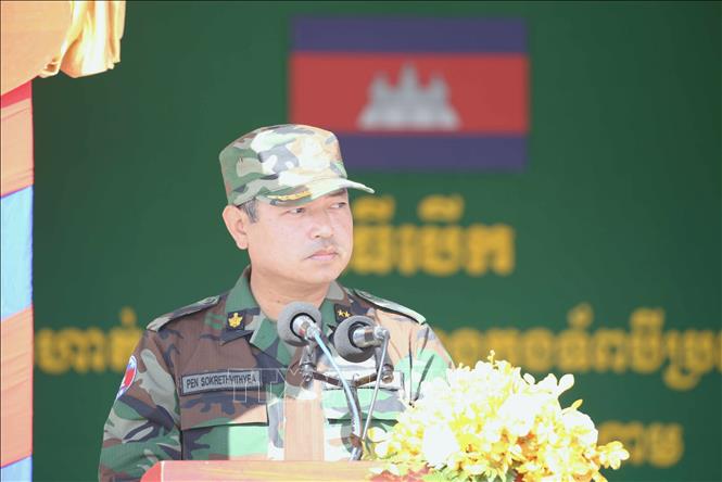Trung tướng Pen Sokreththyea, Cục trưởng Cục Huấn luyện Bộ Tổng Tư lệnh Quân đội Hoàng gia Campuchia kiêm Trưởng Tiểu ban Huấn luyện của Ủy ban liên Bộ, phát biểu tại lễ khai mạc. Ảnh: Huỳnh Thảo - PV TTXVN tại Campuchia
