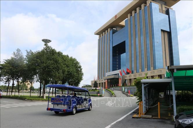Dùng xe điện để đưa người dân vào Trung tâm hành chính tập trung tỉnh Bình Dương. Ảnh: Dương Chí Tưởng -TTXVN