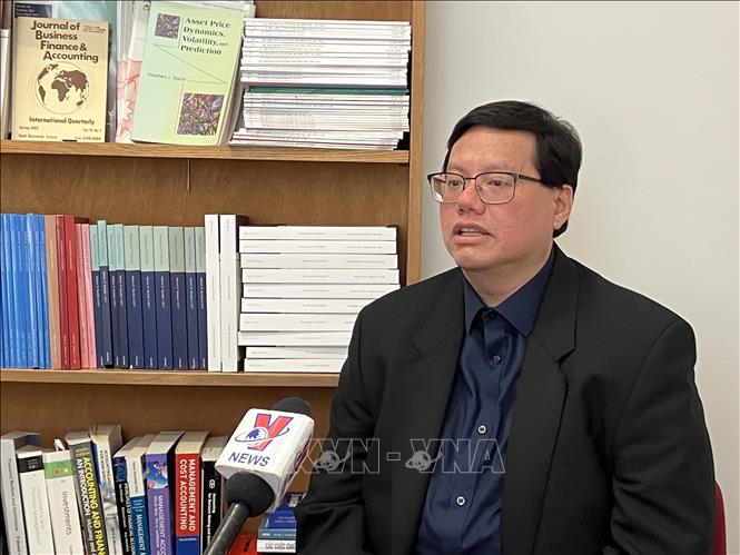 Tiến sỹ Hồ Quốc Tuấn, giảng viên Đại học Bristol, Vương quốc Anh trả lời phỏng vấn của TTXVN. Ảnh: TTXVN phát