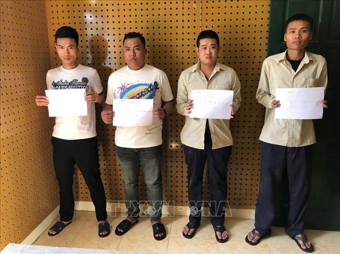Nhóm đối tượng cho vay lãi nặng bị Công an huyện Bàu Bàng, tỉnh Bình Dương bắt giữ. Ảnh: TTXVN phát 