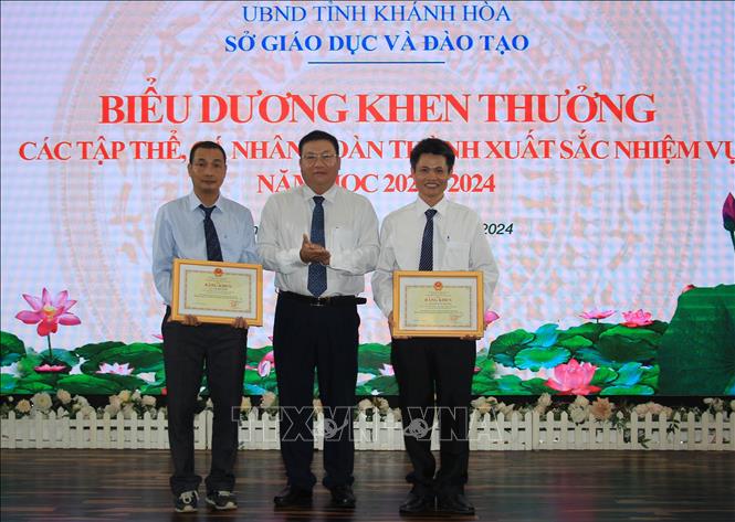 Nhà giáo ưu tú Văn Đức Thái (bên phải, ngoài cùng) nhận Bằng khen Bộ Giáo dục và Đào tạo vì có thành tích xuất sắc trong phong trào thi đua “Đổi mới, sáng tạo trong quản lý giảng dạy và học tập” . Ảnh: Phan Sáu - TTXVN