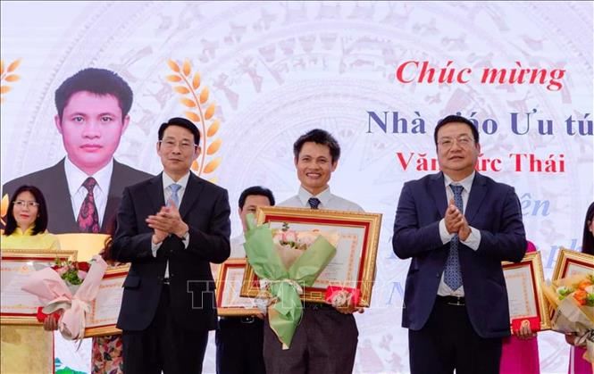 Thầy giáo Văn Đức Thái nhận danh hiệu Nhà giáo ưu tú năm 2023. Ảnh: TTXVN