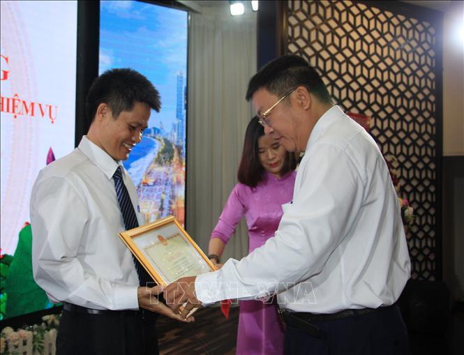 Thầy giáo Văn Đức Thái nhận Bằng khen của Bộ GD&ĐT vì có thành tích xuất sắc trong phong trào thi đua “Đổi mới, sáng tạo trong quản lý giảng dạy và học tập” năm 2024. Ảnh: Phan Sáu - TTXVN
