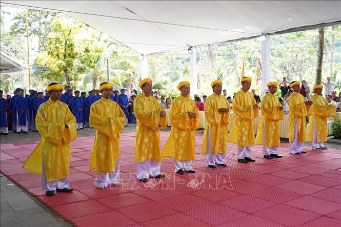 Nghi thức dâng hương, chầu thỉnh Bà; nghi thức tế lễ cầu nguyện cho quốc thái dân an, mưa thuận gió hòa, cuộc sống của người dân được ấm no, hạnh phúc. Ảnh: Huỳnh Sơn-TTXVN