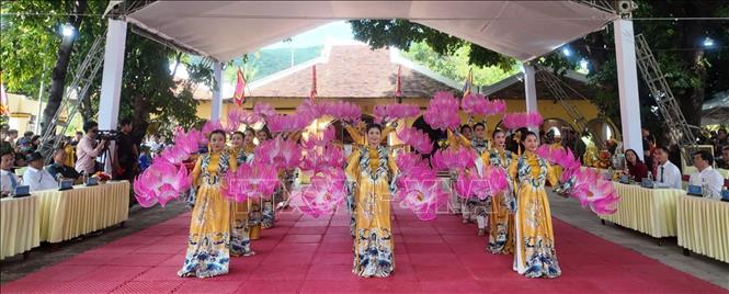 Đúng 10 giờ, lễ giỗ lần thứ 239 của Bà Phi Yến tại Côn Đảo bắt đầu bằng màn múa tái hiện lại truyền thuyết Bà Phi Yến. Ảnh: Huỳnh Sơn-TTXVN