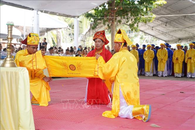 Chánh tế đọc văn tế tưởng nhớ ân đức của Bà Phi Yến, cầu nguyện cho quốc thái dân an, mưa thuận gió hòa, cuộc sống của người dân được ấm no, hạnh phúc. Ảnh: Huỳnh Sơn-TTXVN
