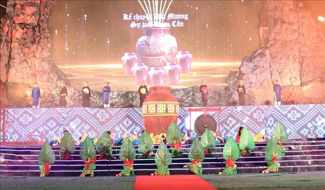 Tái hiện việc đi lấy lá cây rừng làm nguyên liệu rượu cần tại 