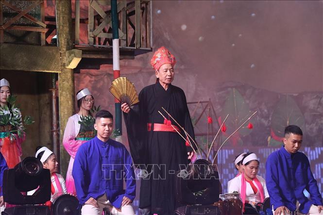 Thầy Mo thực hiện nghi lễ cúng và mời rượu của 4 Mường tại 