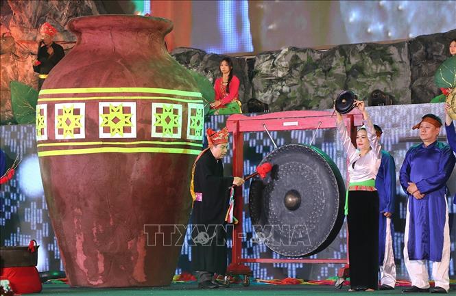 Nghi thức gọi chiêng, thầy Mo chính đánh 3 hồi, 9 tiếng chiêng làm nghi thức chào dùi và ra lệnh vào hội. Ảnh: Thanh Hải - TTXVN 