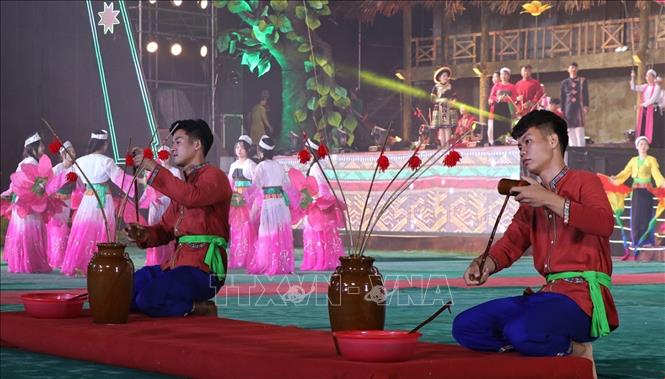 Tái hiện mời khách thưởng thức rượu cần của dân tộc Mường tại 