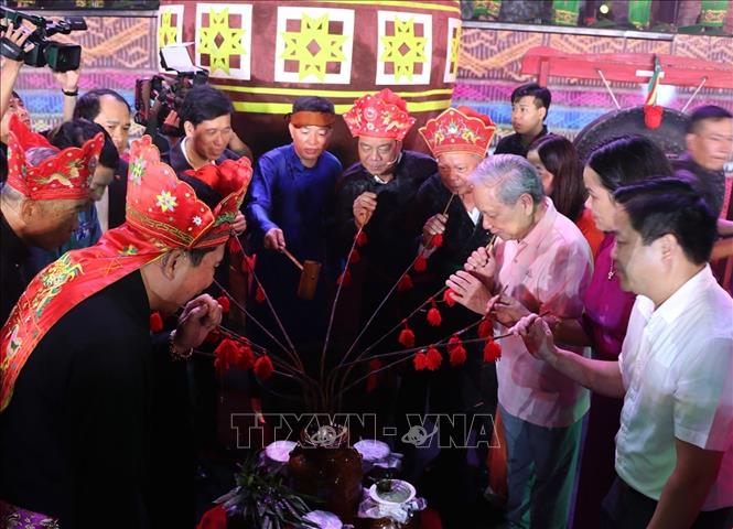 Du khách và người dân Hòa Bình trải nghiệm, thưởng thức rượu cần tại 