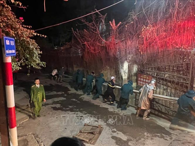 Lực lượng chữa cháy triển khai phương án tiếp cận do đường hẹp, xe chữa cháy không vào được sát nơi xảy ra cháy. Ảnh: Phạm Kiên-TTXVN