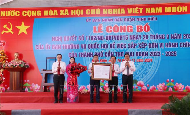 Lãnh đạo thành phố Cần Thơ trao quyết định của Ủy ban Thường vụ Quốc hội về việc sắp xếp đơn vị hành chính cho lãnh đạo phường Thới Bình. Ảnh: Ngọc Thiện – TTXVN
